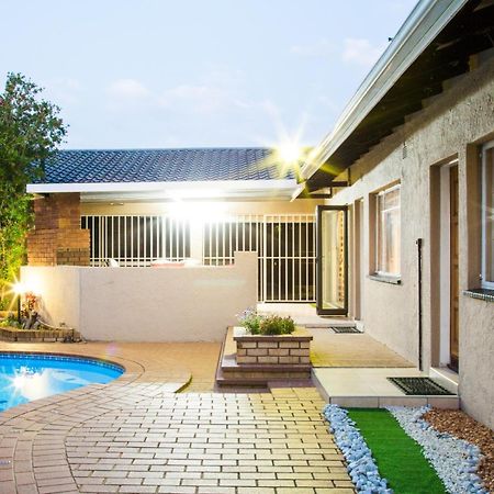 Sollunaa Guesthouse Sandton Bagian luar foto
