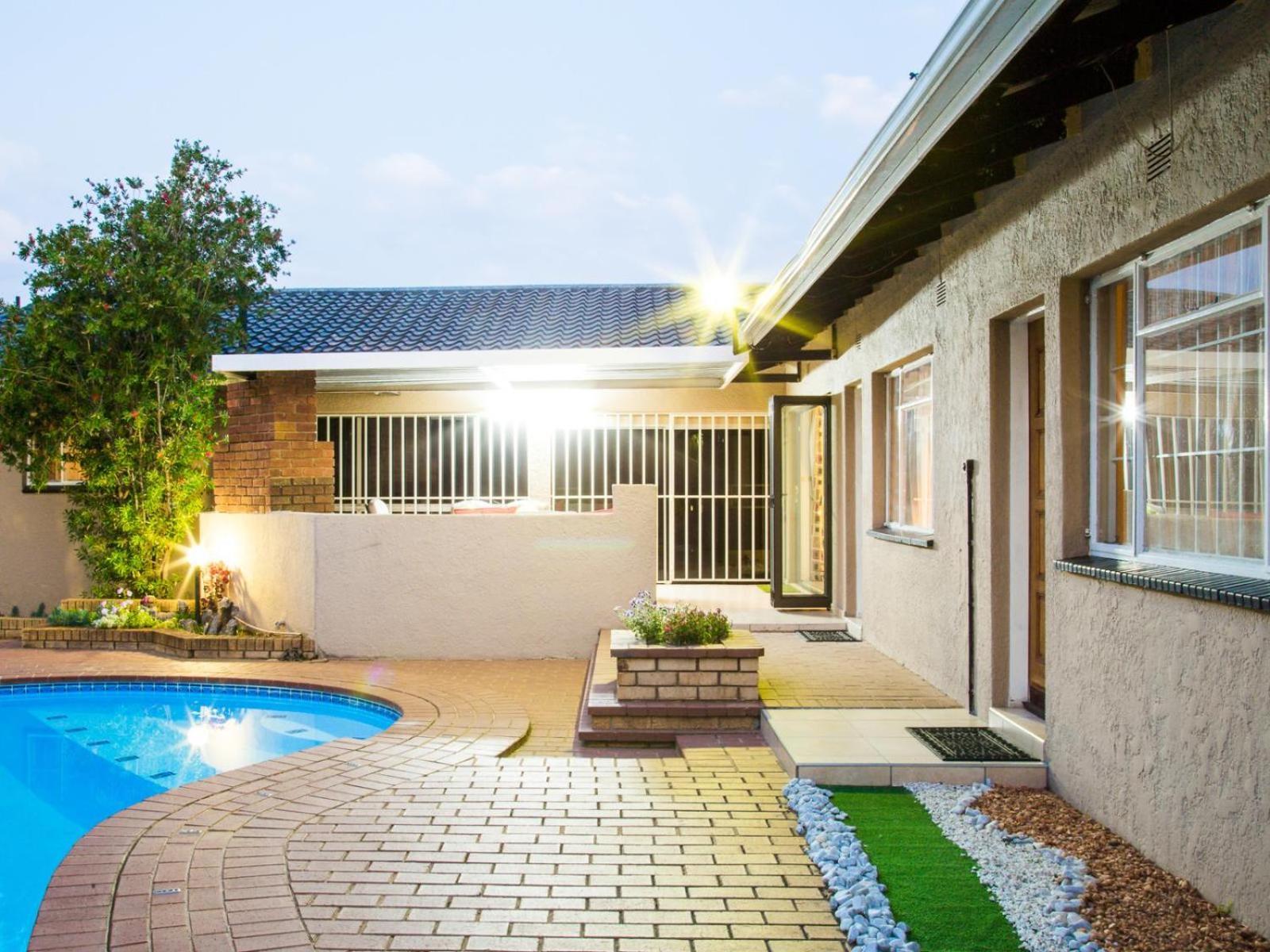 Sollunaa Guesthouse Sandton Bagian luar foto