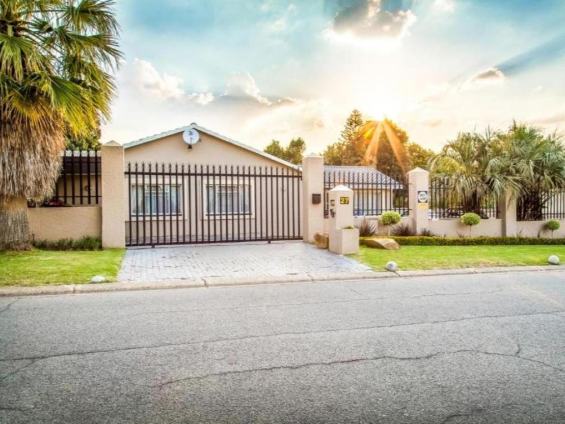 Sollunaa Guesthouse Sandton Bagian luar foto