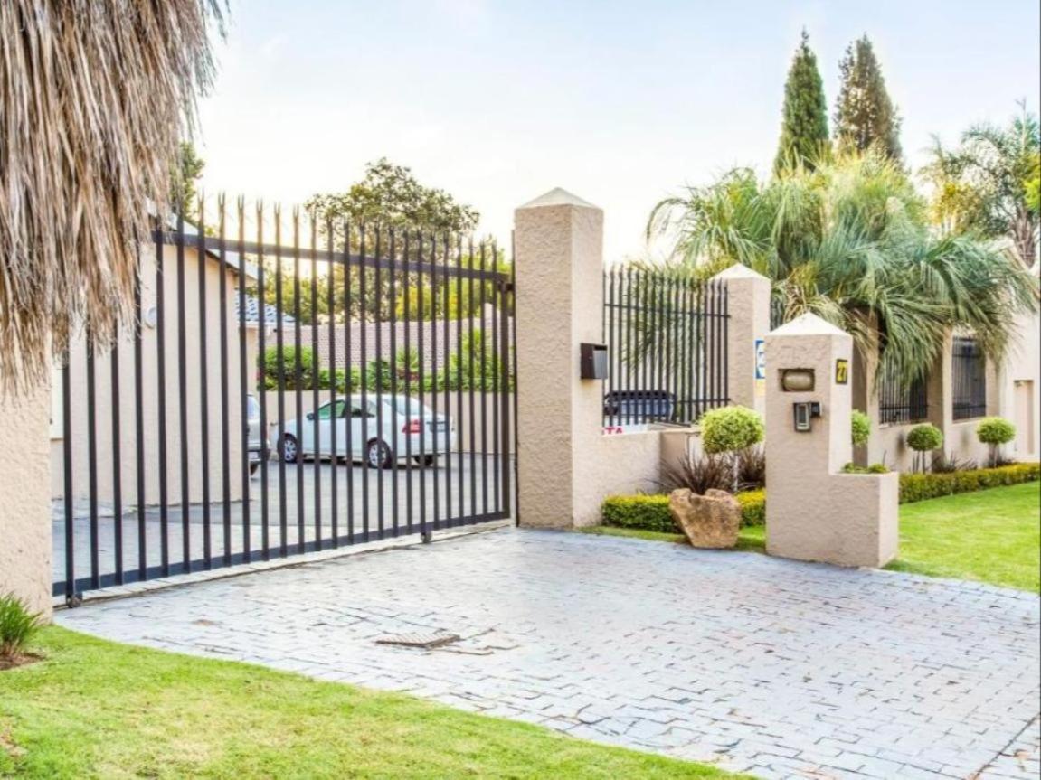 Sollunaa Guesthouse Sandton Bagian luar foto