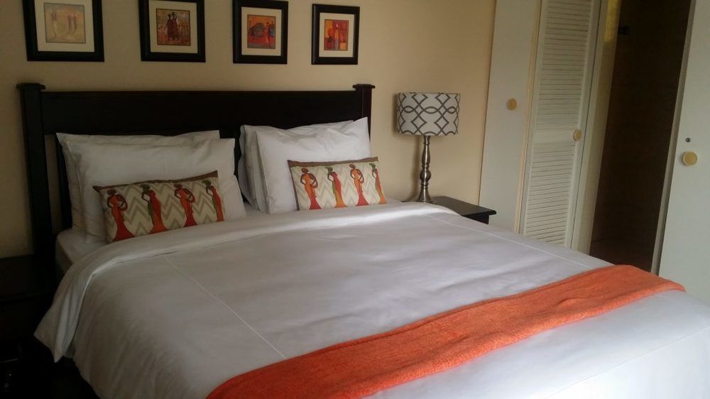 Sollunaa Guesthouse Sandton Bagian luar foto