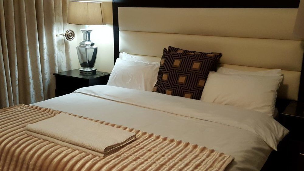 Sollunaa Guesthouse Sandton Bagian luar foto